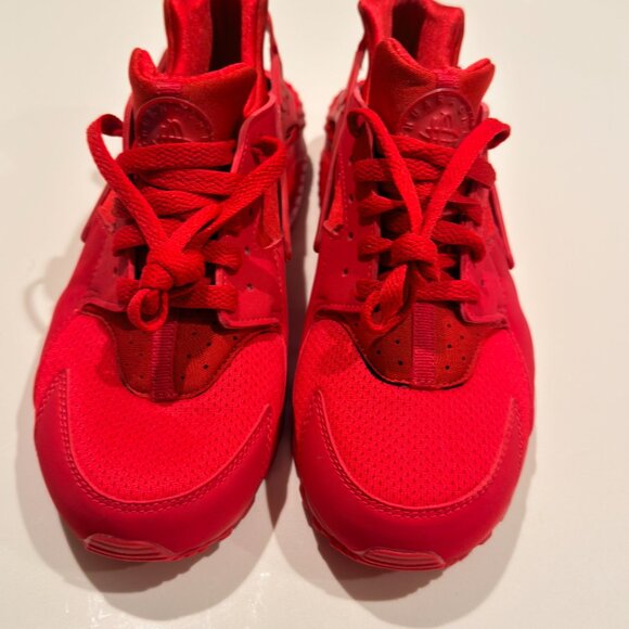 Nike Air Huarache Triple Red Size Youth 7 or Womens size 8.5 Brand NEW - Picture 4 of 10